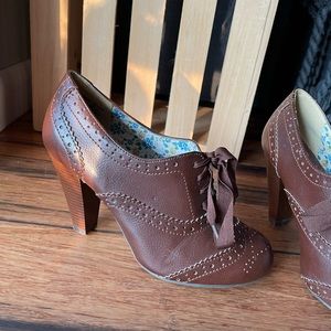 American Eagle Lace Oxford Pumps